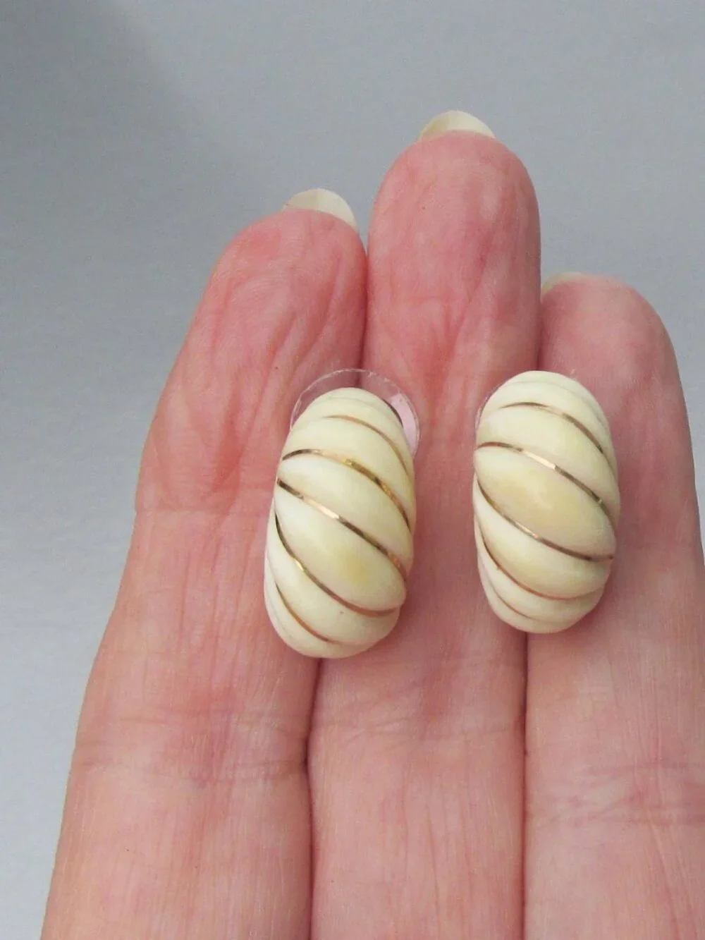 Vintage 585 14K Gold Italy Oval Carved Shrimp Post Stud Earrings
